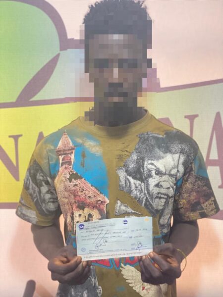 Abdulai Moiwo Receiving A Cheque From Mercury International