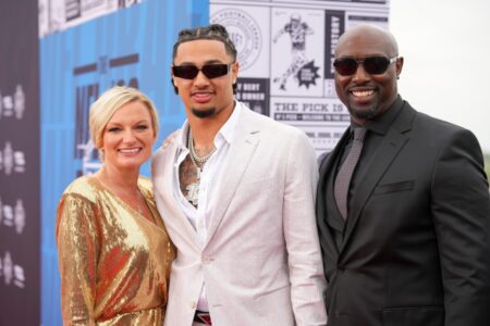 Jaxon Smith-Njigba (middle) with his parents, Jami Smith (left) and Maada Smith Njigba (right) 