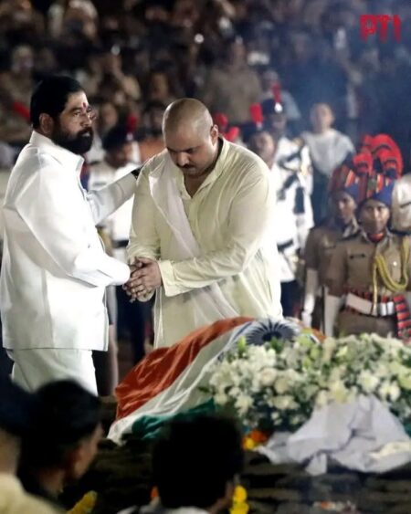 People at the funeral of Nana Patekar