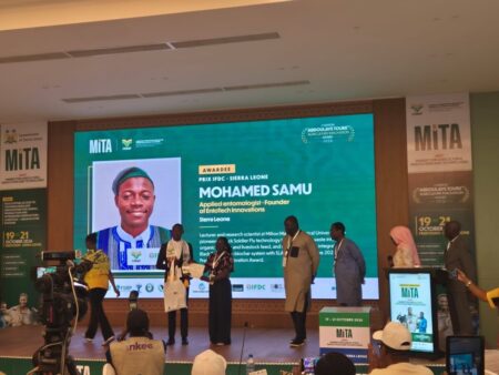Mohamed Samu receiving the award
