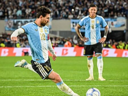 Messi converting the penalty against Benin Republic